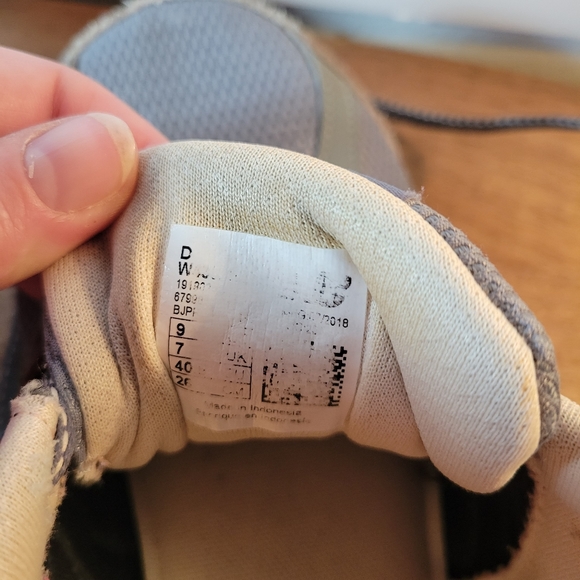 Womens New Balance gray running shoes size 9 - Picture 8 of 8